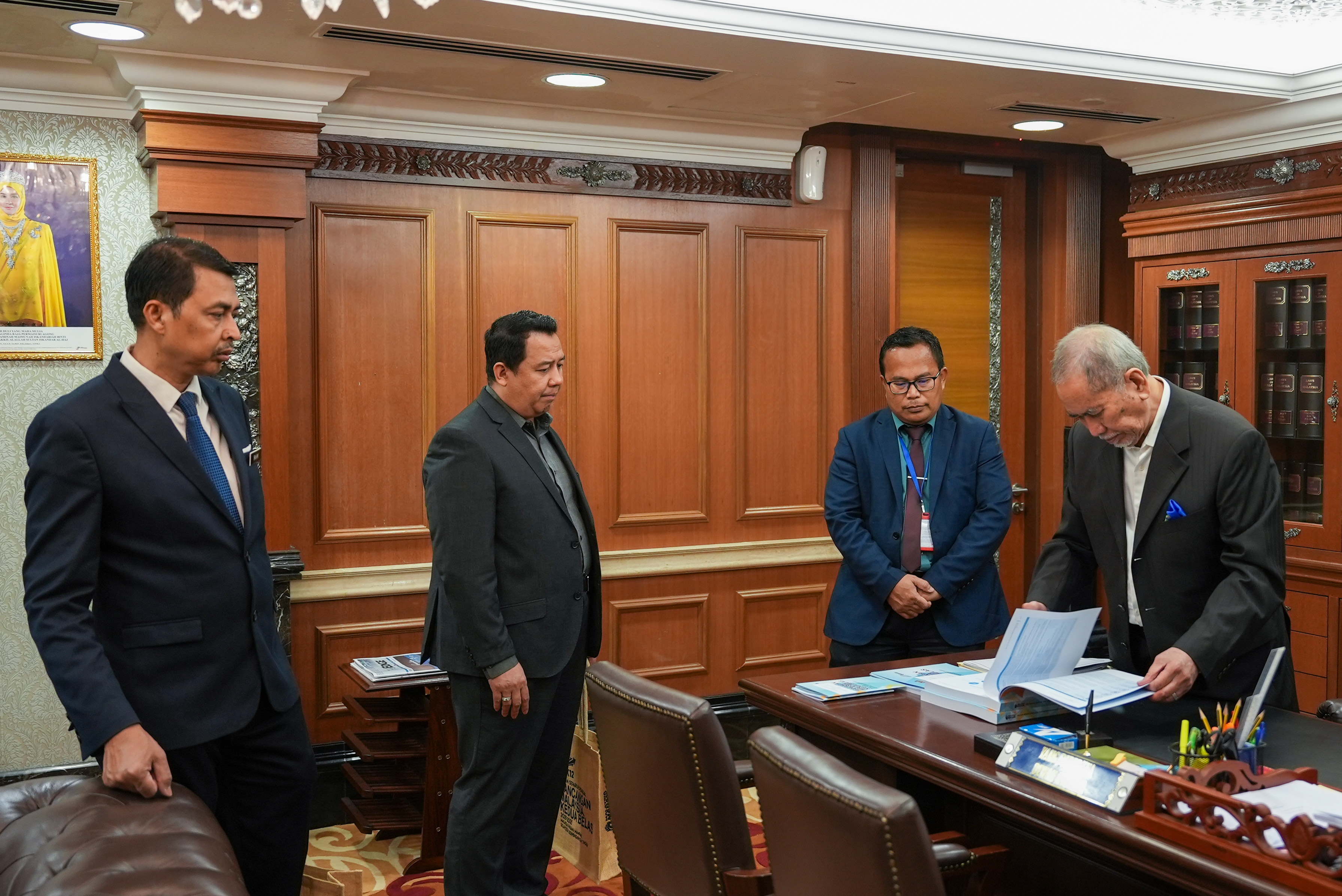 Sesi penyerahan buku Kajian Separuh Penggal Rancangan Malaysia Kedua Belas (KSP RMKe-12) daripada YBrs Encik Ramlee Amat, Pengarah Bahagian Penyelarasan, Kawalan dan Pemantauan (BPKP), Kementerian Ekonomi kepada YB Senator Tan Sri Dr. Haji Wan Junaidi Tua