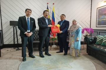 Penyerahan Dokumen Kajian Separuh Penggal Rancangan Malaysia Kedua Belas (KSP RMKe-12) 2021-2025 Kepada YBhg. Tan Sri Dato' Seri Mohd Zuki Ali, Ketua Setiausaha Negara