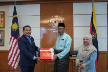 Penyerahan Dokumen Kajian Separuh Penggal Rancangan Malaysia Kedua Belas (KSP RMKe-12) 2021-2025 Kepada YBhg. Dato' Dr. Zulkapli Mohamed, Ketua Pengarah Perkhidmatan Awam (KPPA)